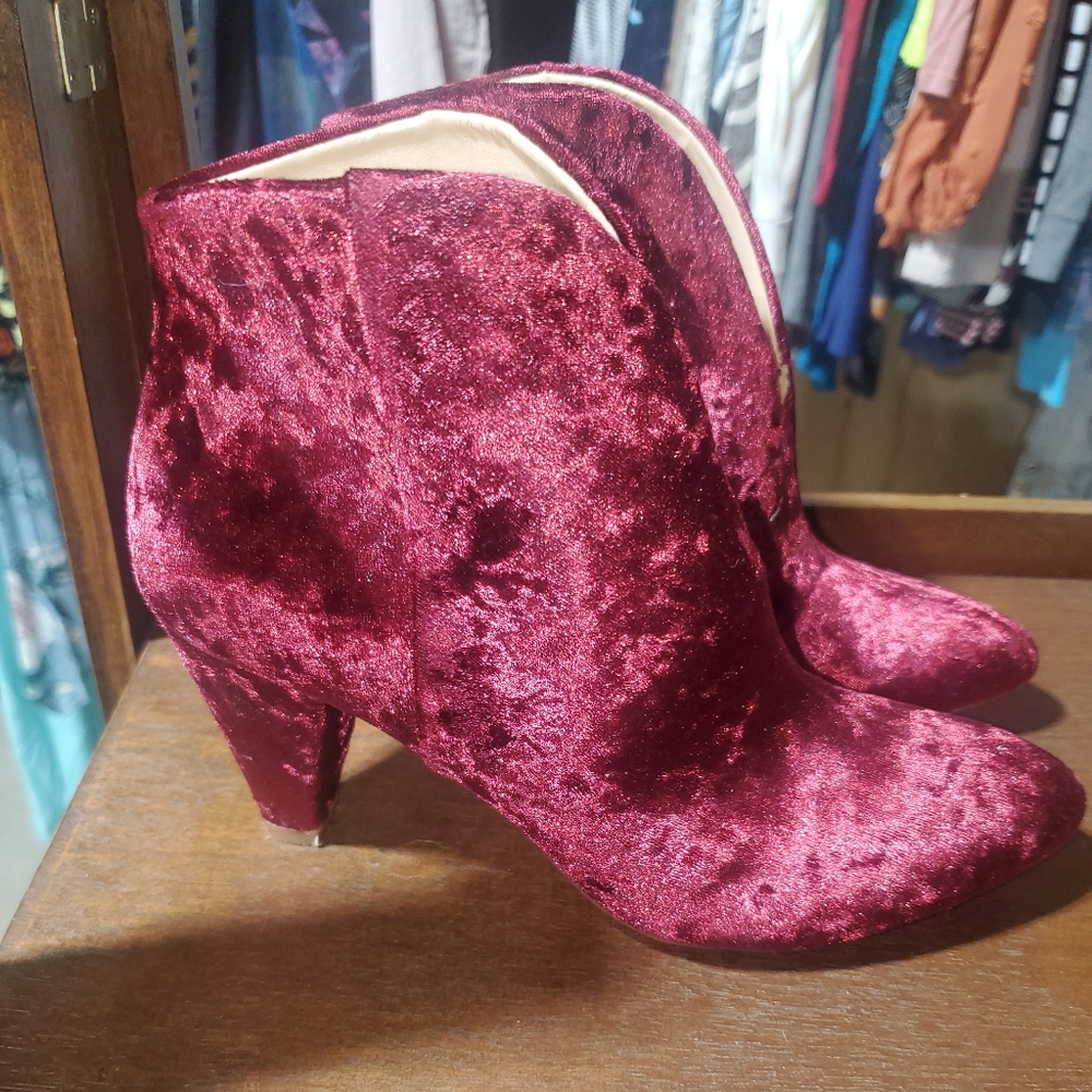 Vince Camuto Velvet Merlot Booties size 6.5